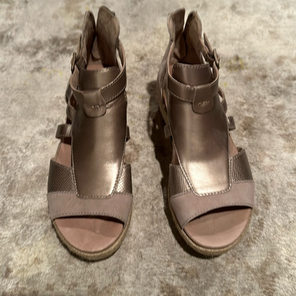 Earth gladiator sandals, color gold, size 7m, like new, barely worn